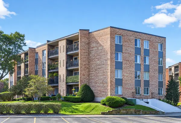 502 W Huntington Commons Road #241, Mount Prospect, IL 60056