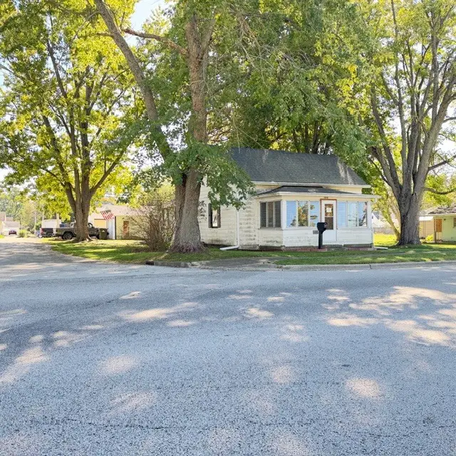 1318 E Washington Street, Clinton, IL 61727 - #2