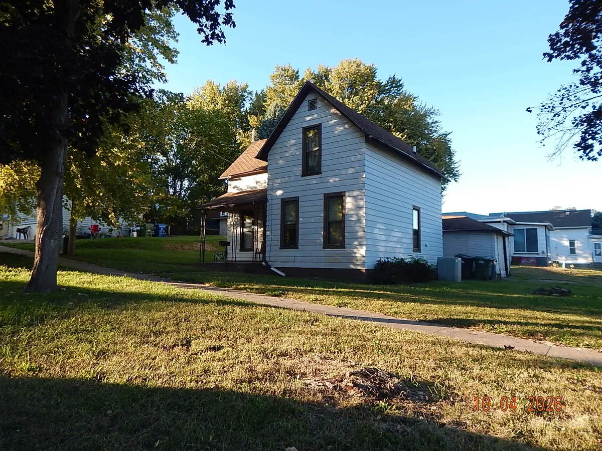 80 30th Avenue N, Clinton, IA 52732 - #1