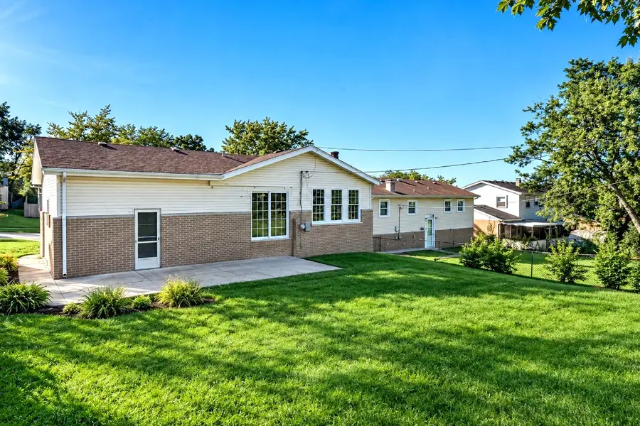 8933 S Oakwood Drive, Hickory Hills, IL 60457 - #3
