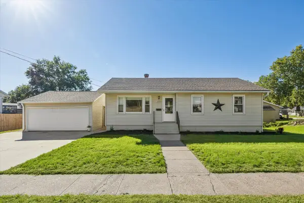 219 9th Avenue, De Witt, IA 52742
