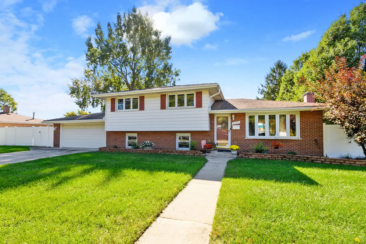 8301 Narragansett Avenue, Burbank, IL 60459 - #1