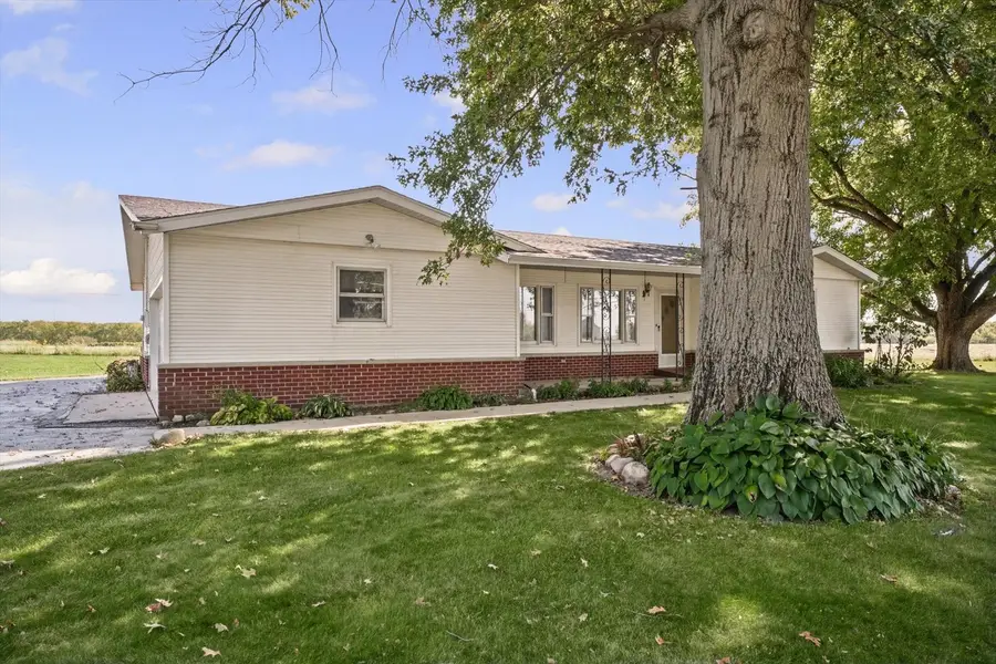 1211 W Clinton Avenue, Farmer City, IL 61842 - #2