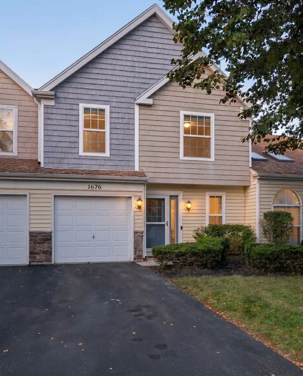 1676 Pebble Beach Circle #1676, Elgin, IL 60123