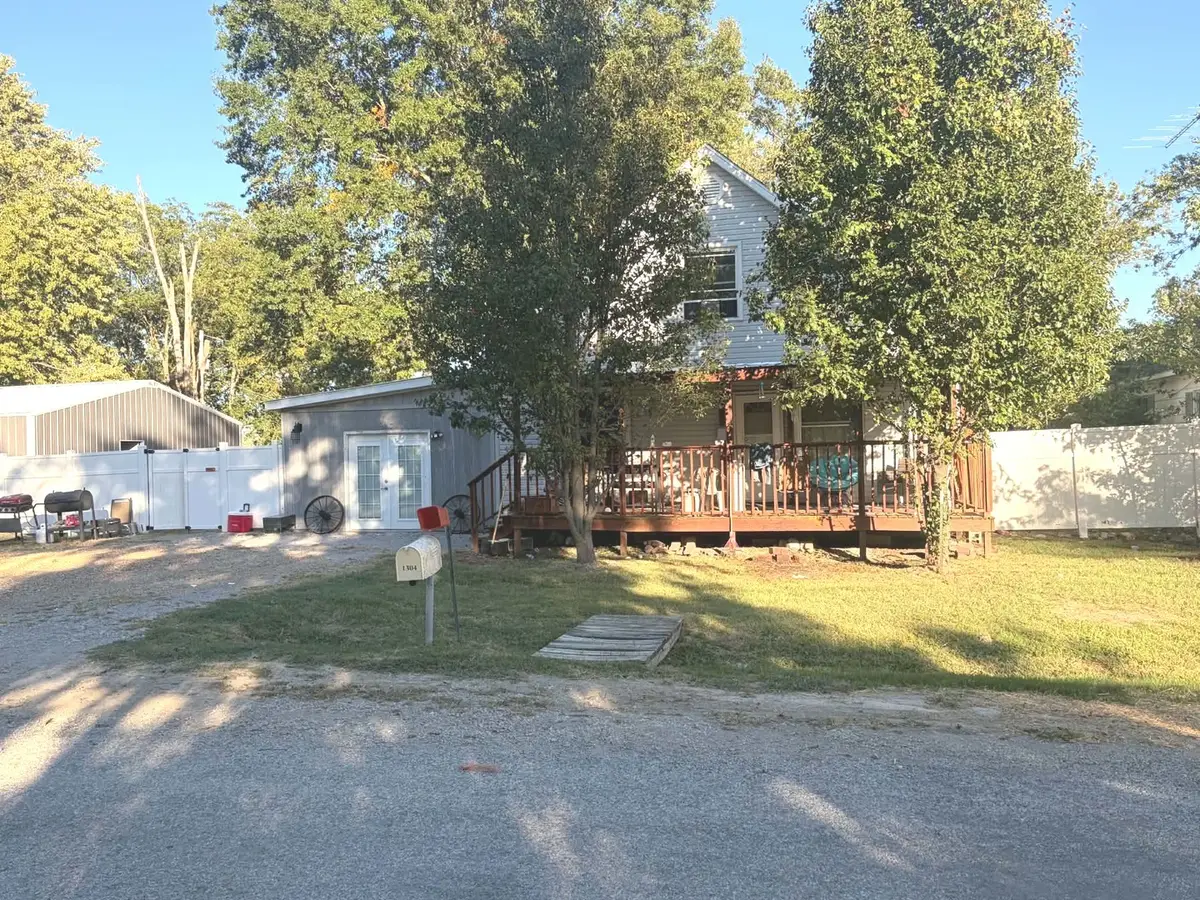 1304 Madison Avenue, Sandoval, IL 62882 - #1