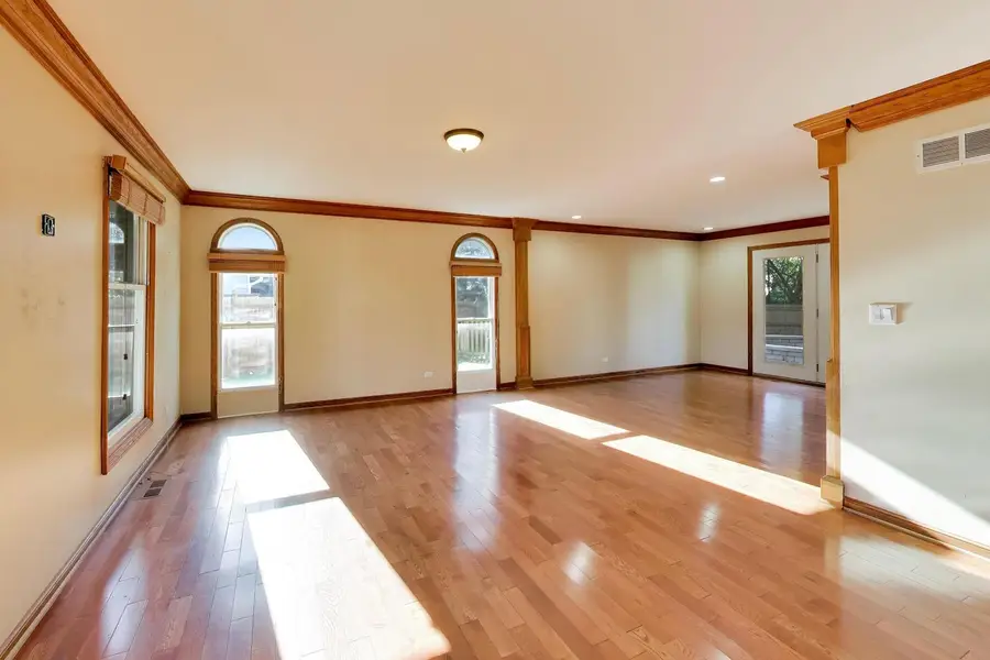 4230 Eisenhower Circle, Hoffman Estates, IL 60192 - #2