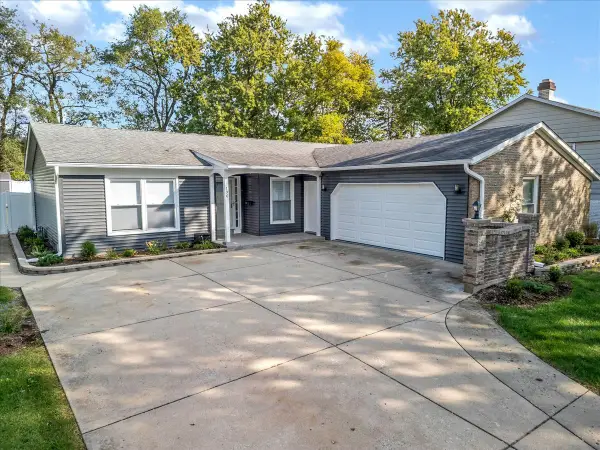 196 Green Court, Streamwood, IL 60107
