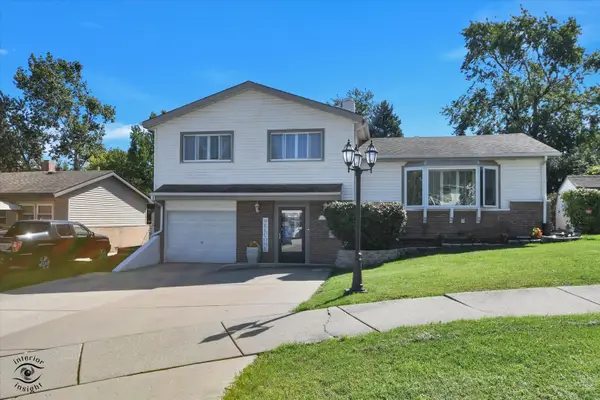 9101 Elm Circle, Hickory Hills, IL 60457