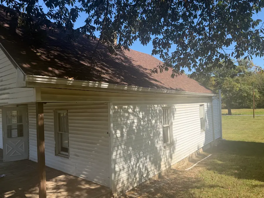 1405 Newton Avenue, Johnston City, IL 62951 - #2
