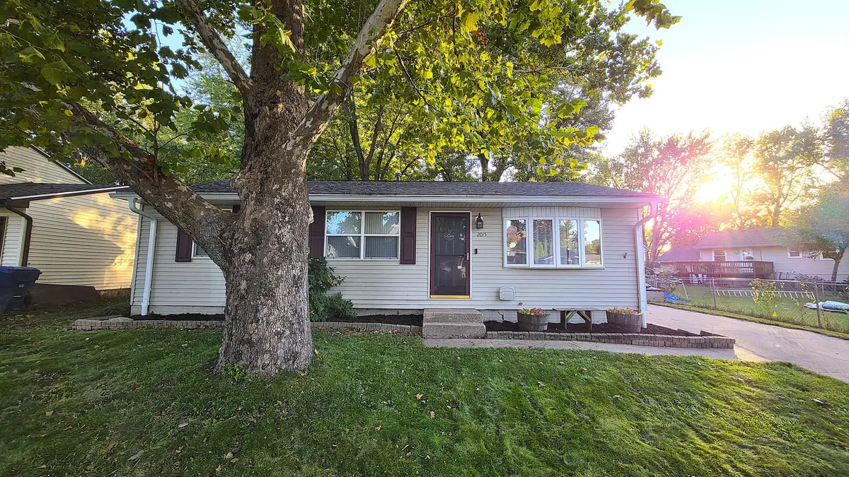 2015 Valley Drive, Davenport, IA 52806 - #1