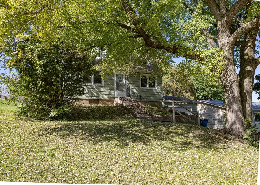 3512 N 2nd Street, Clinton, IA 52732 - #2