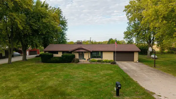 16796 Old Colonial Road, Bloomington, IL 61705