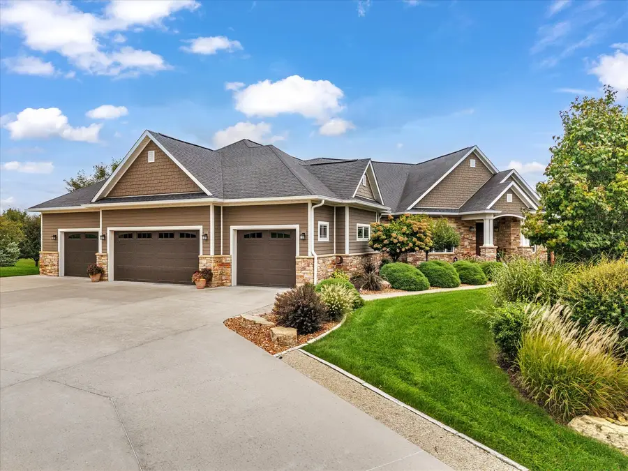 11 Pebble Creek Drive, Le Claire, IA 52753 - #2