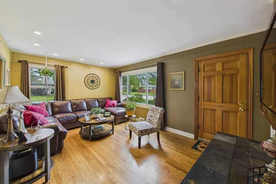 520 N Eastwood Avenue, Mount Prospect, IL 60056 - #2