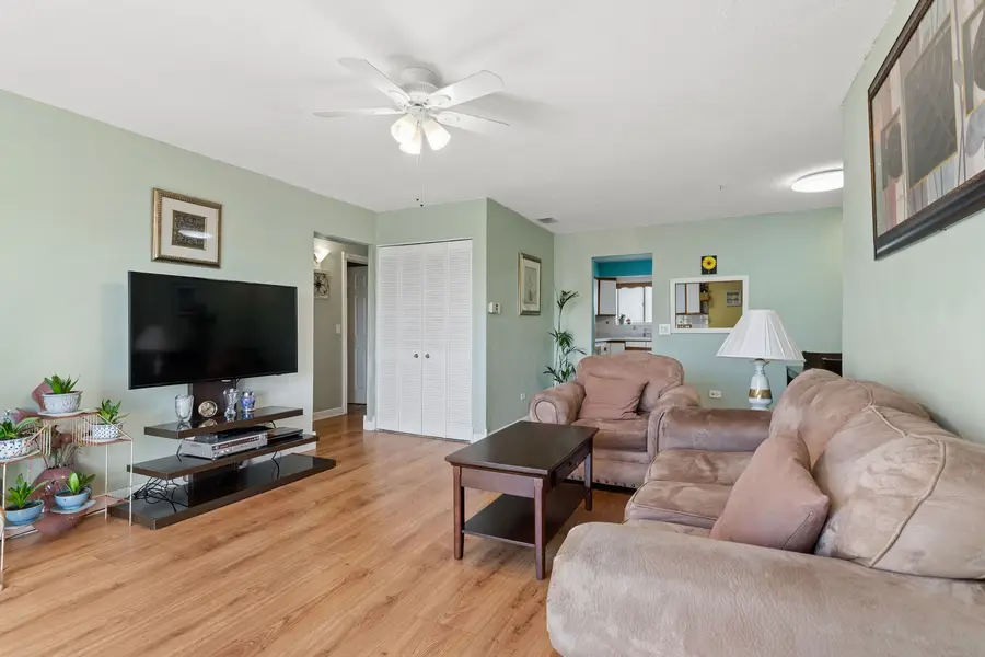 612 Cobblestone Circle #E, Glenview, IL 60025 - #3