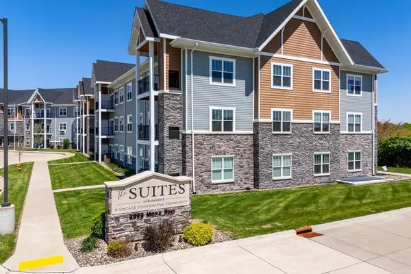 2592 Middle Road #317, Bettendorf, IA 52722