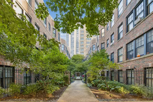 2319 N Commonwealth Avenue #2W, Chicago, IL 60614