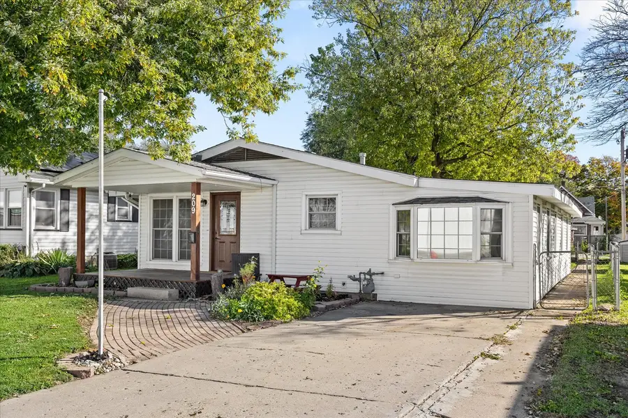 209 Iowa Avenue, Streator, IL 61364 - #2