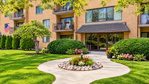 1747 W Crystal Lane #301, Mount Prospect, IL 60056