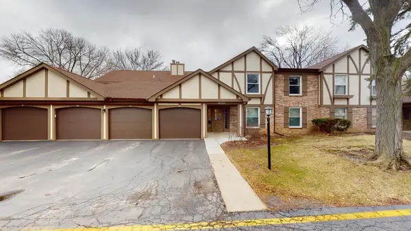4730 Calvert Drive #B2, Rolling Meadows, IL 60008