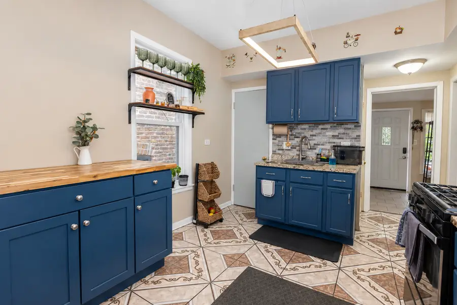 3906 W Montrose Avenue, Chicago, IL 60618 - #2