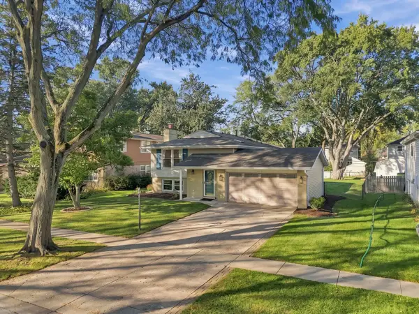 1708 N Mura Lane, Mount Prospect, IL 60056