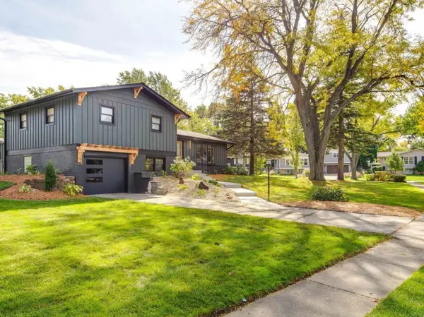 6955 Parkview Drive, Downers Grove, IL 60516