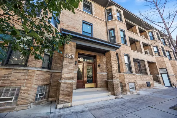 555 W Briar Place #302, Chicago, IL 60657