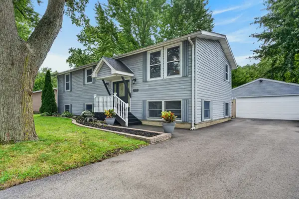 1521 Surrey Road, Batavia, IL 60510