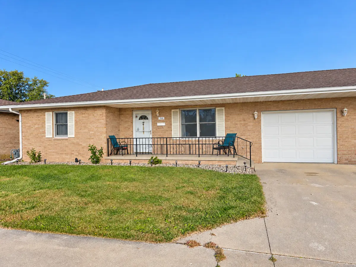 308 E Oak Street, Watseka, IL 60970 - #1