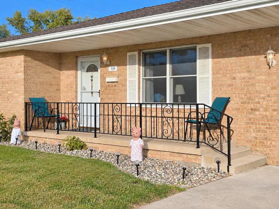 308 E Oak Street, Watseka, IL 60970 - #2