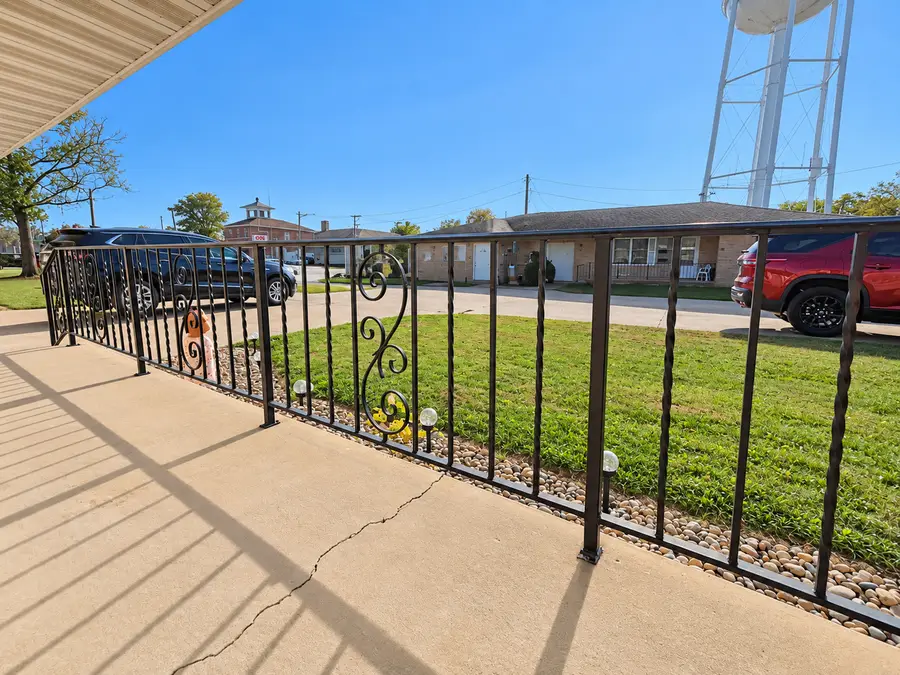 308 E Oak Street, Watseka, IL 60970 - #3