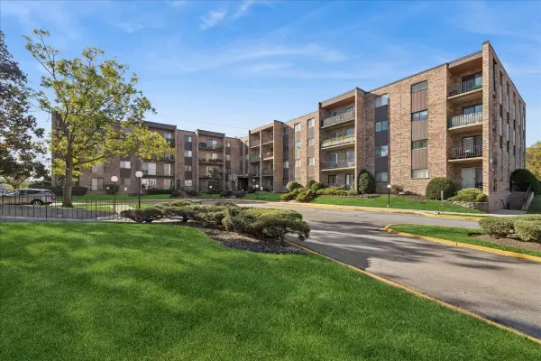 625 W Huntington Commons Road #405, Mount Prospect, IL 60056