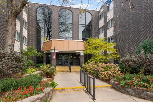 9529 Bronx Place #218, Skokie, IL 60077