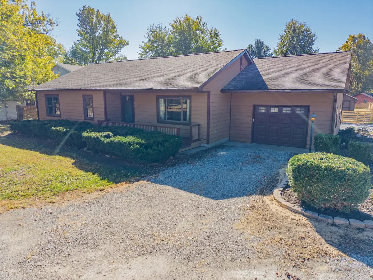 385 W 3rd Street, Bonnie, IL 62816 - #1