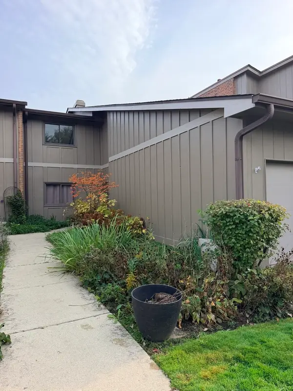 2S405 Emerald Green Drive #C, Warrenville, IL 60555