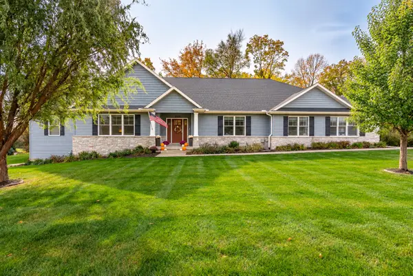 2302 Deer Ridge Circle, LeClaire, IA 52753