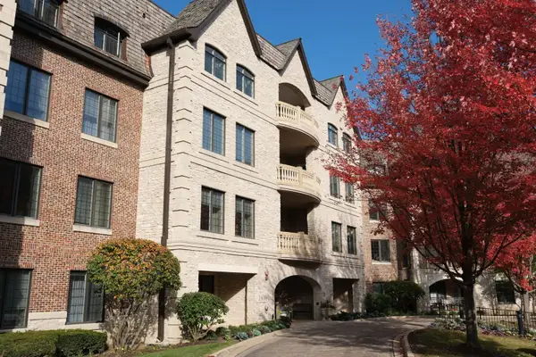 1800 Amberley Court #204, Lake Forest, IL 60045