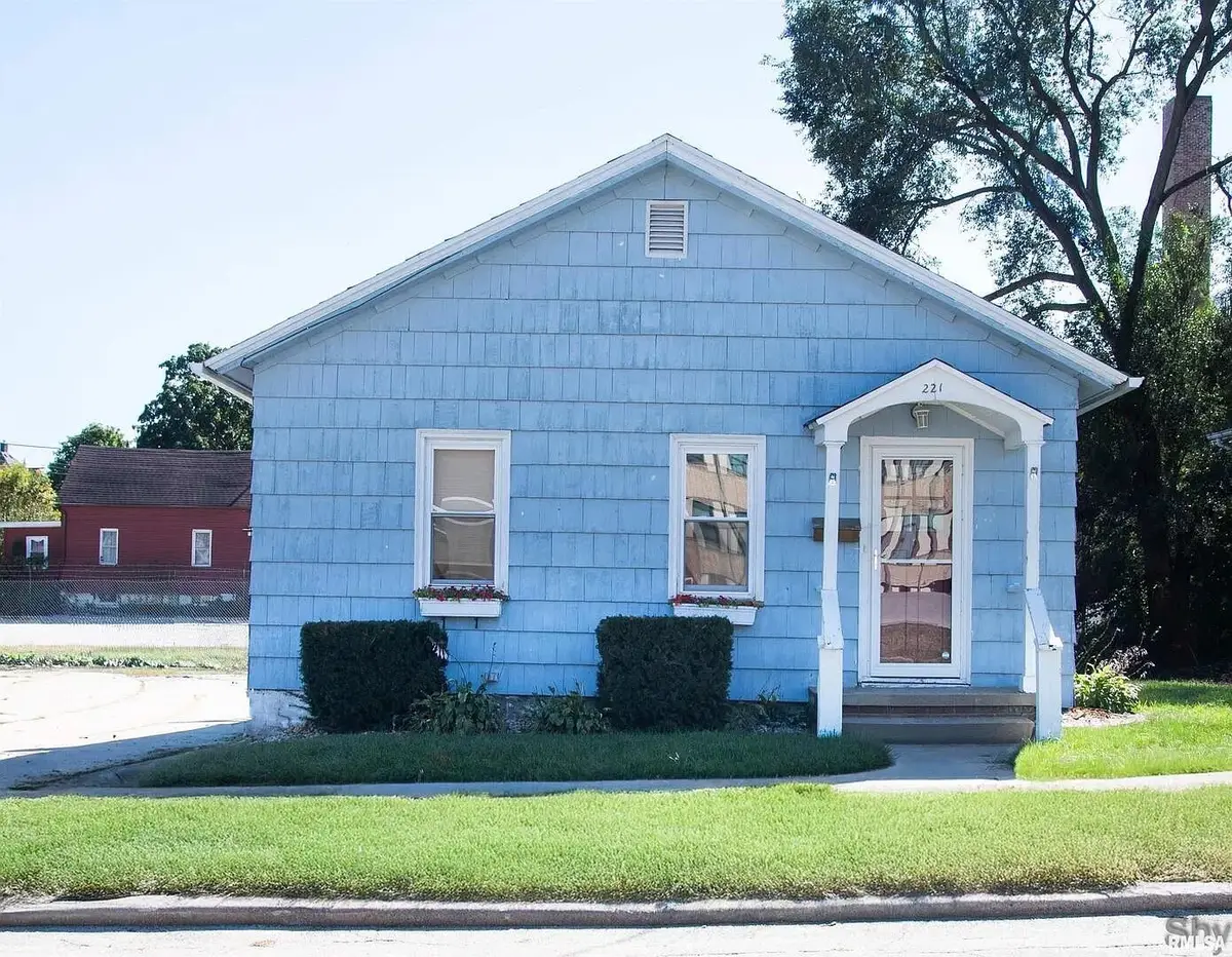 221 E 1st Avenue, Monmouth, IL 61462 - #1