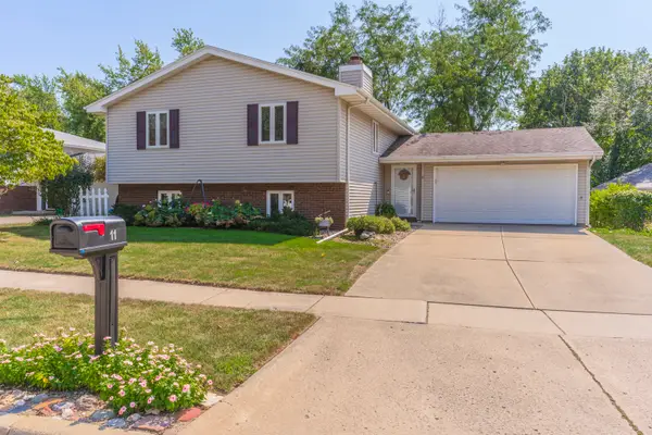 11 Brookshire Green, Bloomington, IL 61704