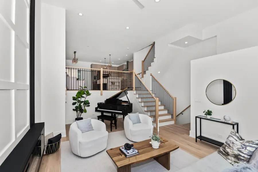 704 E 41 Street, Chicago, IL 60653 - #3