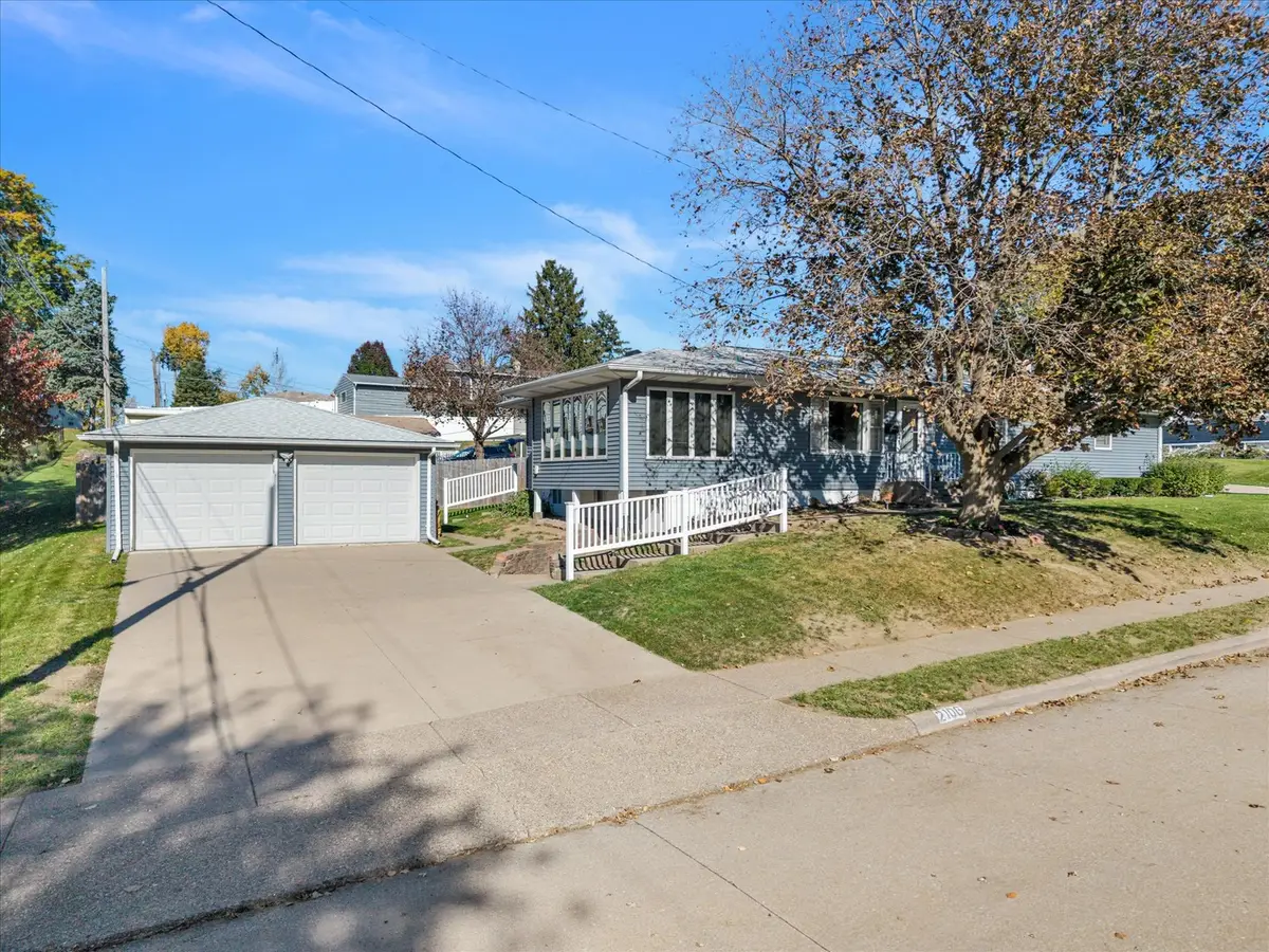 2106 W Columbia Avenue, Davenport, IA 52804 - #1