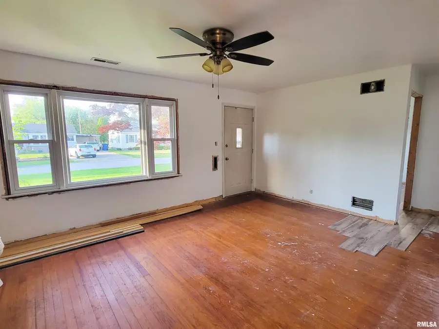 225 Hickory Street, Flora, IL 62839 - Image #2