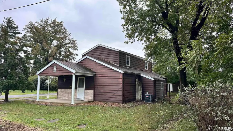 902 W Poplar Street, West Frankfort, IL 62896 - #2