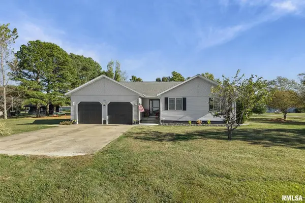 302 W Van Buren Street, Farina, IL 62838