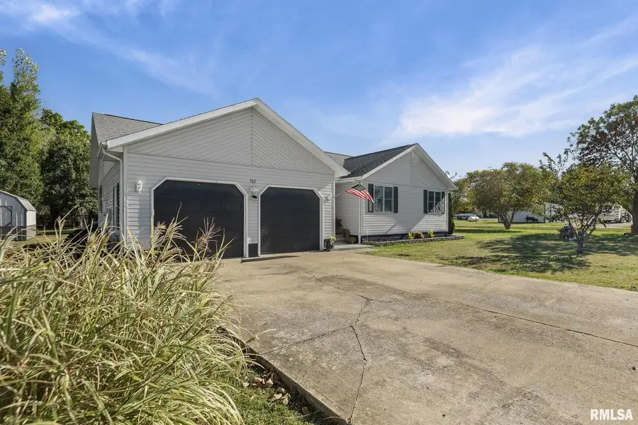 302 W Van Buren Street, Farina, IL 62838 - Image #2