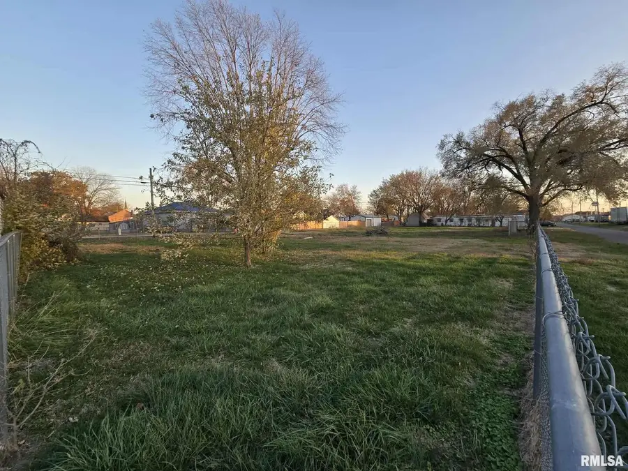 210 & 214 N Oak Street, Du Quoin No 11, IL 62832 - Image #2