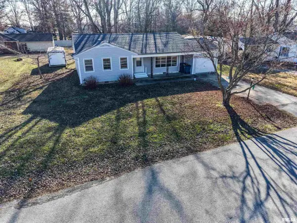 110 Hickory Street, Flora, IL 62839