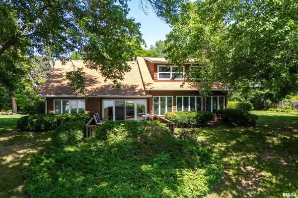 25111 Valley Drive, Bettendorf, IA 52722