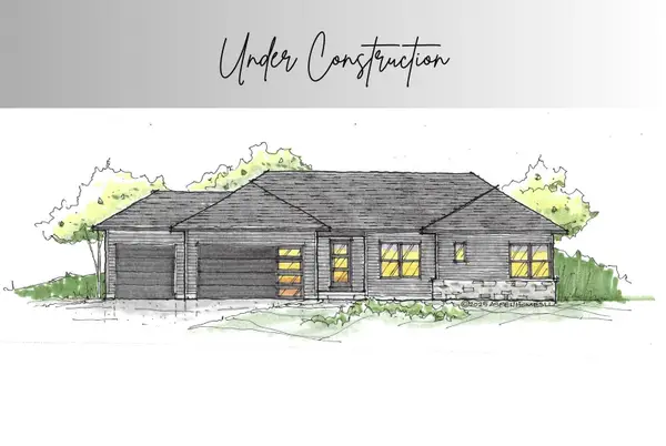 17 Viola Drive, Le Claire, IA 52753